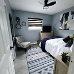 Ally\'S Home Away